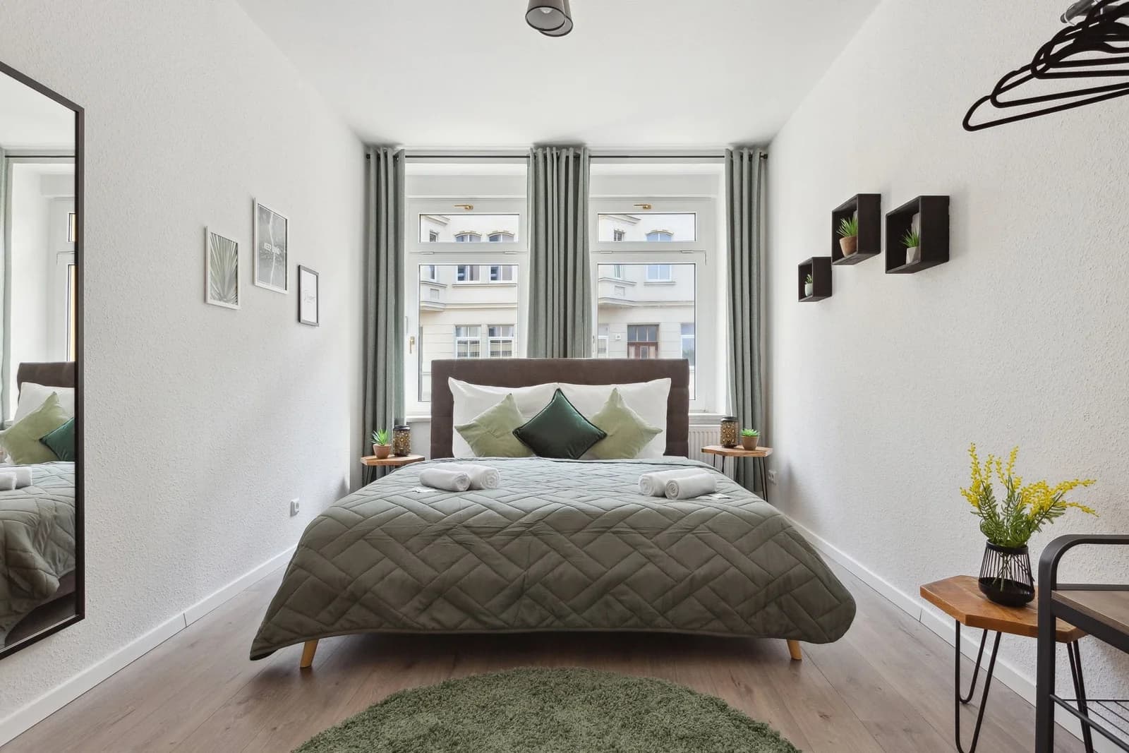 Schlafzimmer in Grün-Grau-Tönen