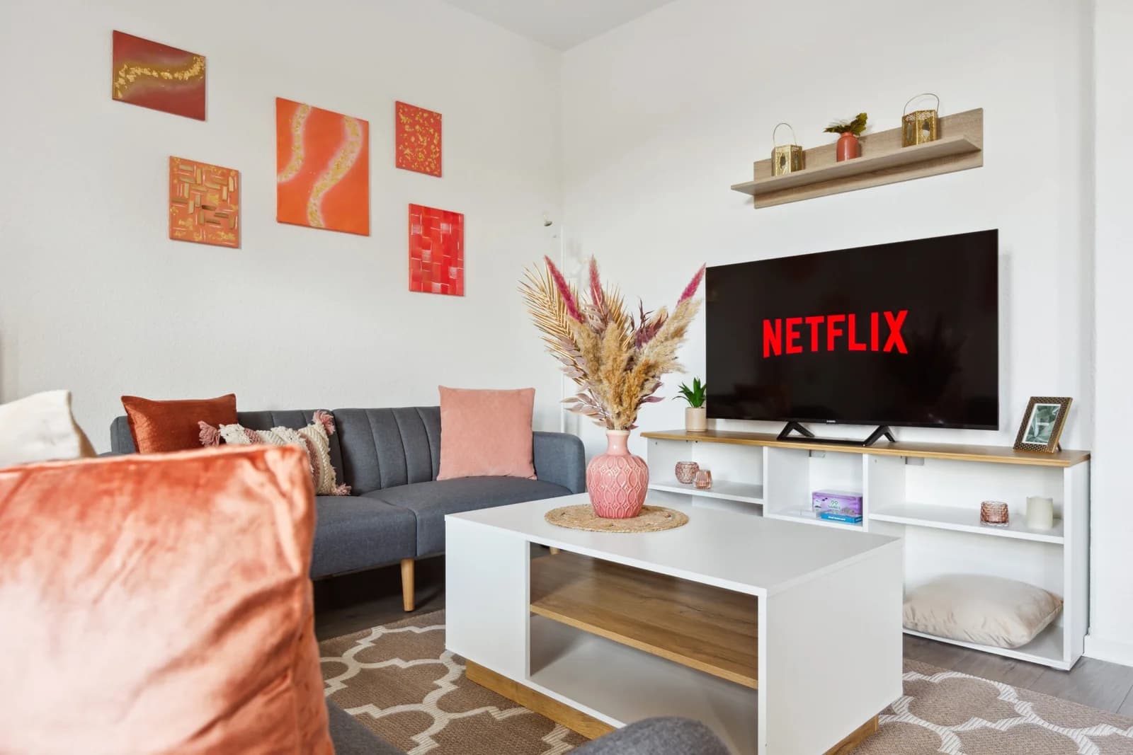 Wohnzimmer mit warmem Farbschema