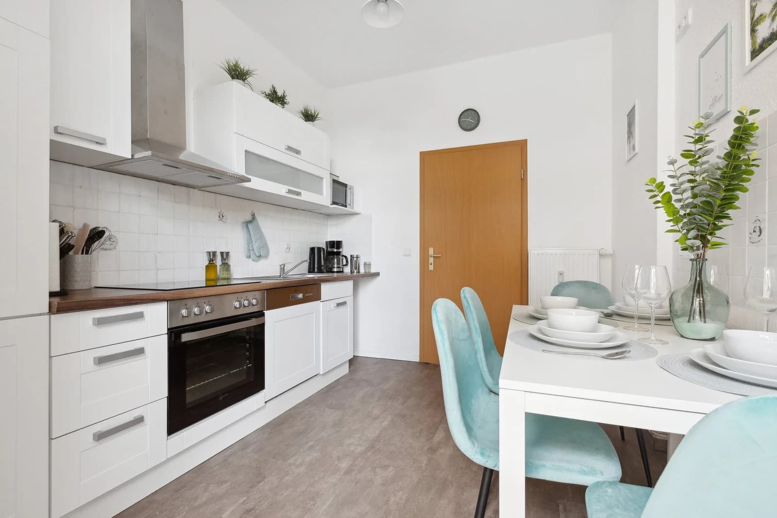 Küche mit türkisen Samtstühlen